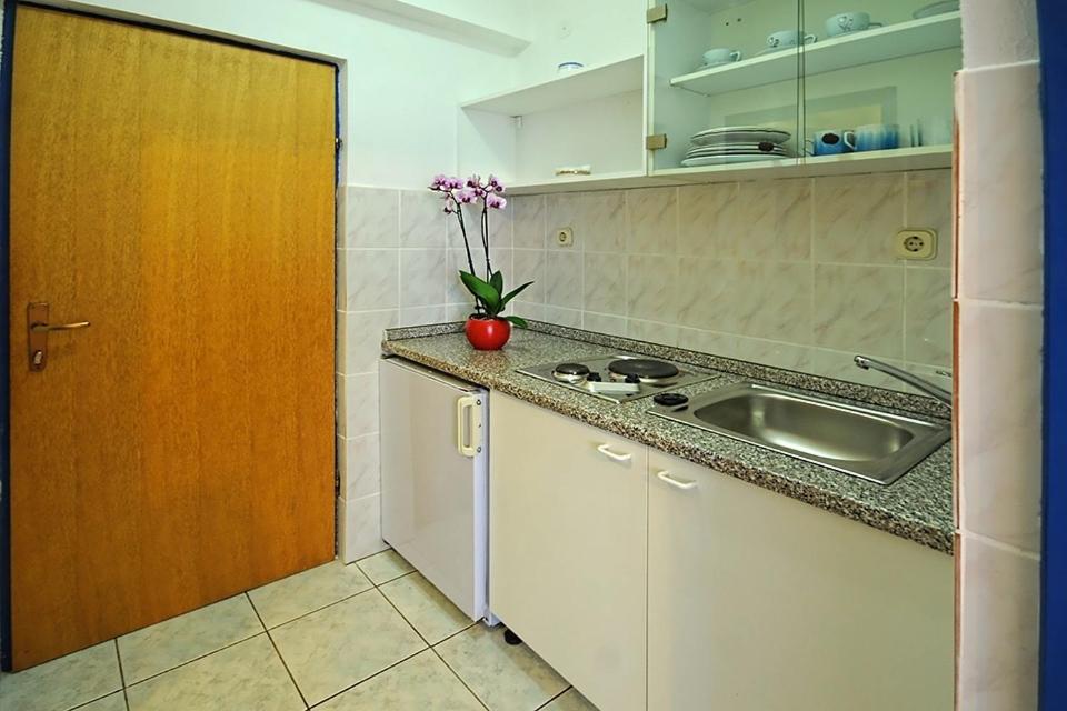 Apartments Marija Бибине Стая снимка